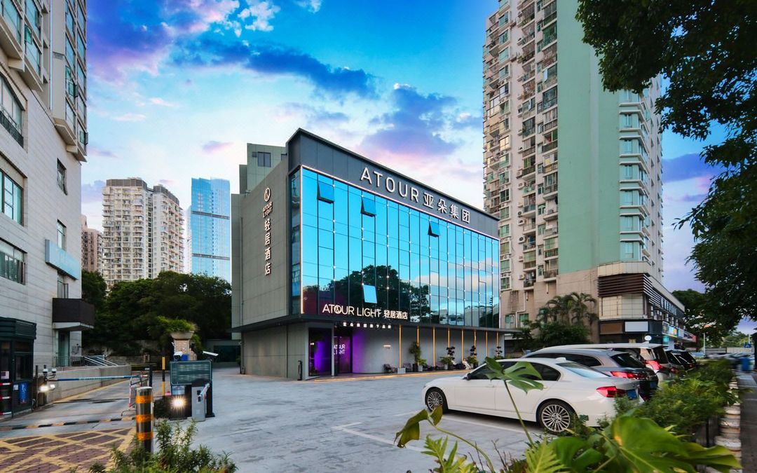 深圳南山南油服装城轻居酒店