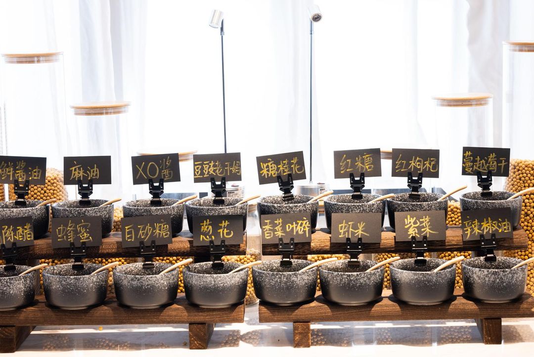 武汉光谷广场民族大学亚朵酒店