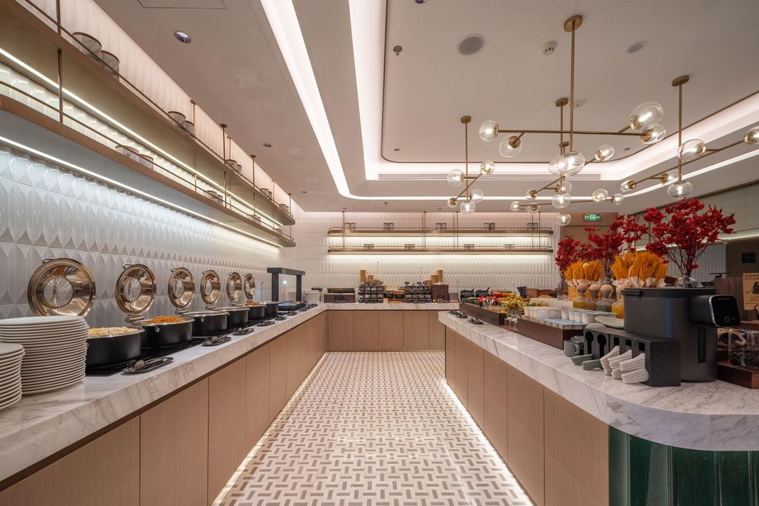 沈阳青年大街方型广场地铁站亚朵酒店