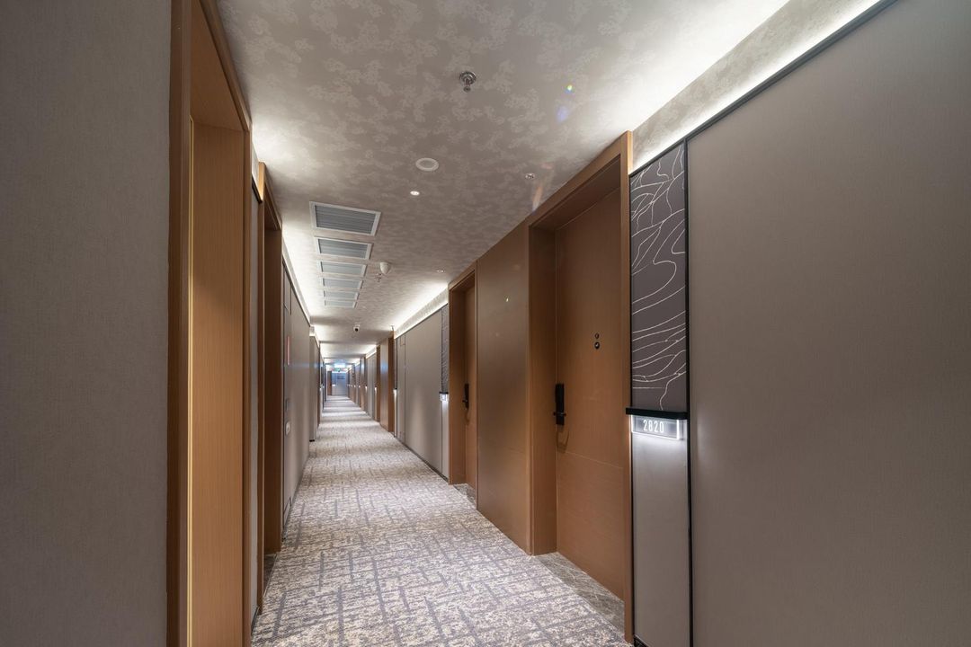 沈阳青年大街方型广场地铁站亚朵酒店