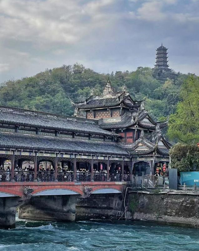 维也纳国际酒店(都江堰古城景区南桥店)