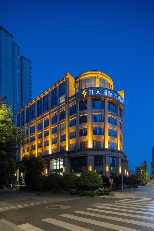 成都九天国际大酒店(成都南站三瓦窑地铁站店)