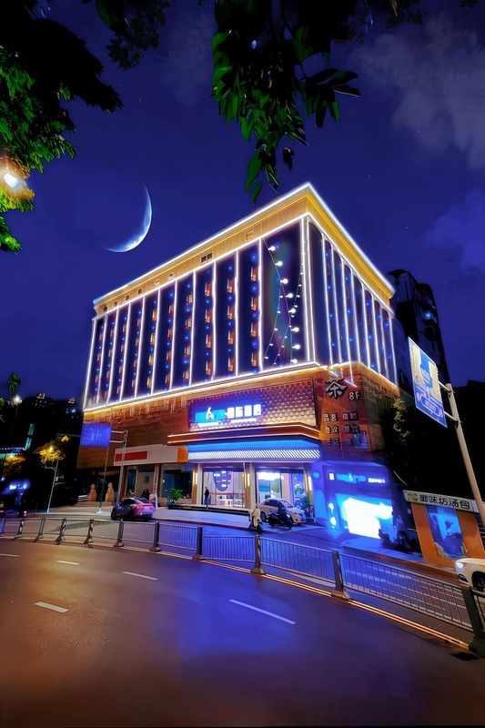 环球6万里&middot;国际酒店(成都火车南站地铁站店)