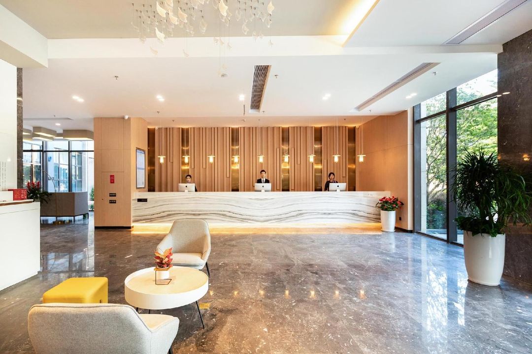 深圳龙岗石芽岭地铁站亚朵酒店