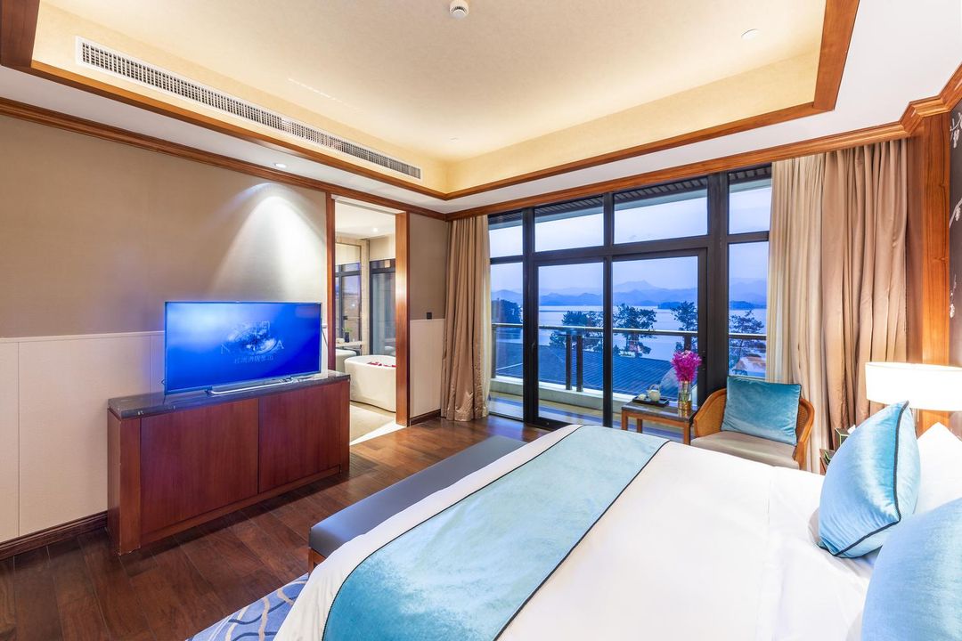 豪华湖景套房（阳台+浴缸）